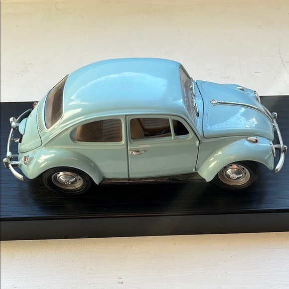 VOLKSWAGEN Beetle 1967 Light Blue 1/18 Diecast Car by Road Signature 92078BL - Picture 4 of 10